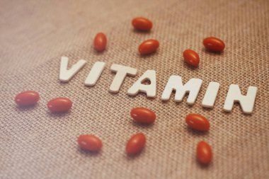 Tuval bez doku arka plan üzerinde ahşap harflerle C vitamini kavram metni.