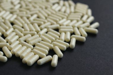 Siyah arka planda beyaz haplar seti. Desen dokusu. 