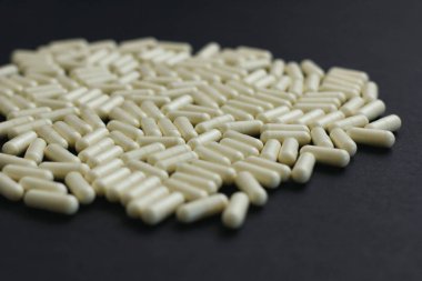 Siyah arka planda beyaz haplar seti. Desen dokusu. 