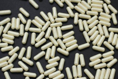 Siyah arka planda beyaz haplar seti. Desen dokusu. 