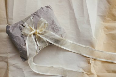 Yumuşak parsel eski zanaat kağıt ve kravat içine sarılmış. Buruşuk arka plan dokusu. Hediyelik eşya dükkanı. Nakliye ve nakliye malzemeleri.