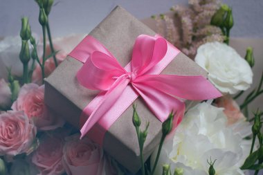 Gelin çiçek buketi pembe saden kurdele ile Düğün hediye kutusu. 