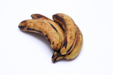 Beyaz arka plan üzerinde taze sarı çok olgun muz seti. Yemeği sakla. Kavramı geri dönüştürme ve yeniden kullanma.