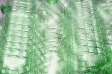 Boş plastik şişe kavramı. Geri dönüşüm. Şişe üretim süreci.