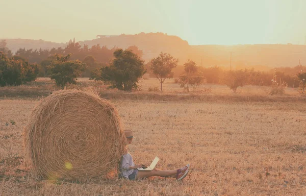 Junges Mädchen Das Herbstlichen Feld Neben Einem Heuhaufen Sitzt Arbeiten — Stockfoto