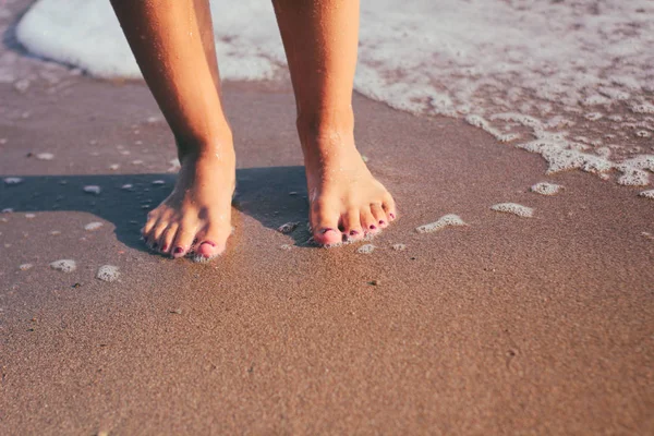 Patas Femeninas Agua Chica Largo Costa Luz Del Atardecer Espuma — Foto de Stock