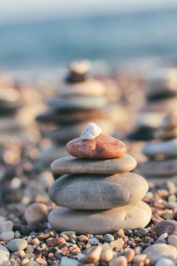 Bulanık plaj arka plan üzerinde Taş zen piramit. Sıcak yaz fotoğrafı. Sakin ve dinlenme yeri. Spa terapisi geçmişi. Metin alanı.