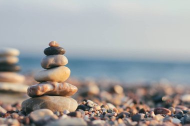 Bulanık deniz arka plan ile Taş kule. Zen bahçesi. Spa seti. Metin alanınız. 