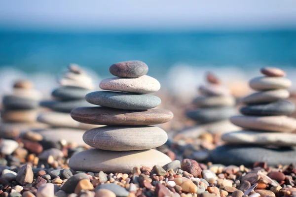 Stenen Toren Met Vervaagde Zee Achtergrond Zen Garden Spa Set — Stockfoto