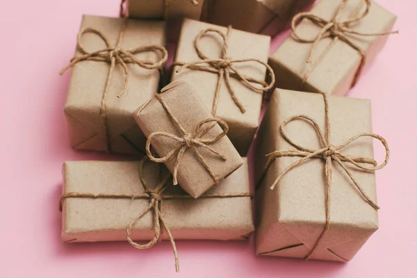 Conjunto Cajas Regalo Regalos Envueltos Papel Artesanal Marrón Corbata Cáñamo —  Fotos de Stock