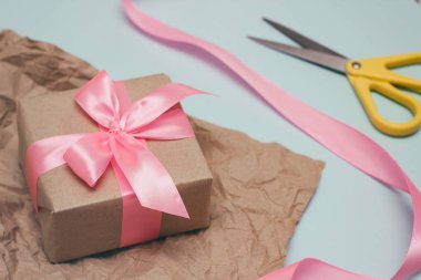 Paketleme hediye kutuları süreci. Teşekkürler hediyeler. Düğün hediyeleri. Pembe kurdele ve sarı makas.