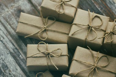 Zanaat kağıt ve kravat kenevir kablosu sarılmış parsel seti. Teslimat hizmeti. Online nakliye. Dekoratif ahşap arka plan. Noel konsepti sunar. Birçok hediye.