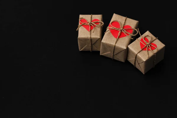 黑色背景的礼品盒套装 心纸板 包裹在工艺纸和领带麻绳 — 图库照片