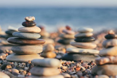 Bulanık deniz arka plan üzerinde spa taşları Zen piramit. Sahilde kum. Deniz kıyıları. Metin için yer.