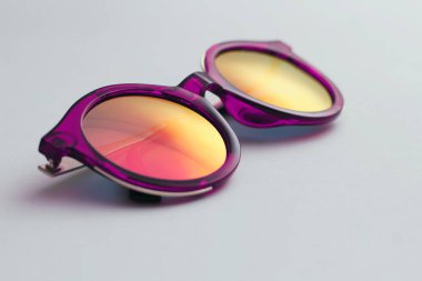 Beyaz arka planda modern plastik güneş gözlüğü.