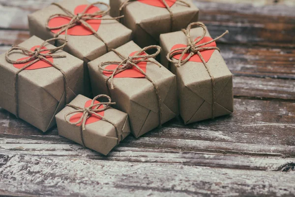 Sommige Geschenkdozen Verpakt Bruin Ambachtelijke Papier Stropdas Rood Satijn Lint — Stockfoto