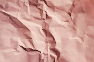 Buruşturulmuş pembe kağıt doku arka plan. Paketleme işlemi. Hediyelik eşya dükkanı. Dekoratif sarma.