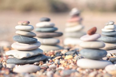 Bulanık deniz arka plan üzerinde spa taşları Zen piramit. Sahilde kum. Deniz kıyıları. Metin için yer.