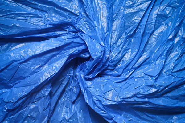Mavi plastik torba doku arka plan. Atık geri dönüşüm konsepti. Buruşturulmuş polietilen ve selofan.