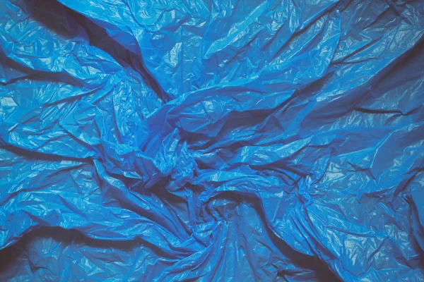 Mavi plastik torba doku arka plan. Atık geri dönüşüm konsepti. Buruşturulmuş polietilen ve selofan.