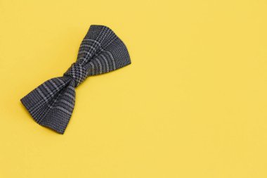 Kostüm kumaştan yapılmış papyon. Sarı katı izolasyon arka planı. 