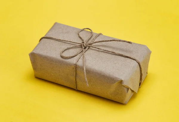 茶色のクラフトペーパーとネクタイ麻のひもで包む小包 パッケージ 配達サービス オンラインショッピング お客様の購入 — ストック写真