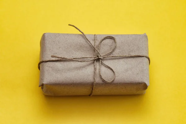Pakowanie Paczek Brązowy Papier Rzemieślniczy Sznurka Konopnego Tie Pakiet Usługa — Zdjęcie stockowe