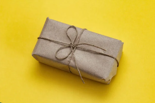 茶色のクラフトペーパーとネクタイ麻のひもで包む小包 パッケージ 配達サービス オンラインショッピング お客様の購入 — ストック写真