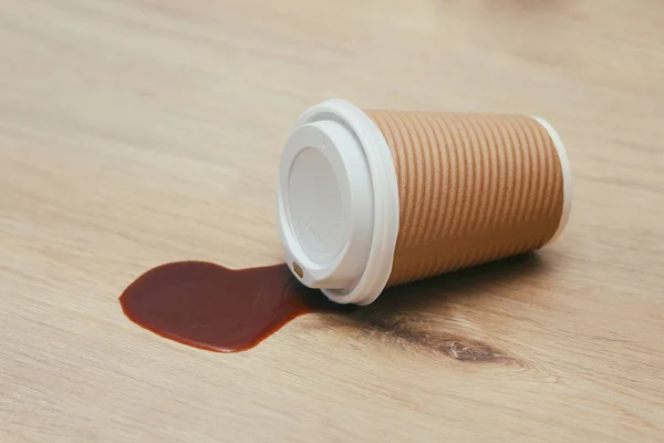 Yere sıvı döküldü. Plastik kapaklı kağıt kahve fincanı. Çöp. Yapışkan yüzey. Temizlemeye ihtiyacınız var.