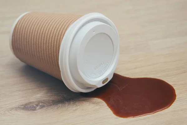 Yere sıvı döküldü. Plastik kapaklı kağıt kahve fincanı. Çöp. Yapışkan yüzey. Temizlemeye ihtiyacınız var.