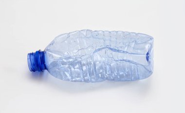 Beyaz arka planda tek boş mavi plastik şişe. Atık geri dönüşüm konsepti. Çöp. Beyaz üzerinde yalıtım.