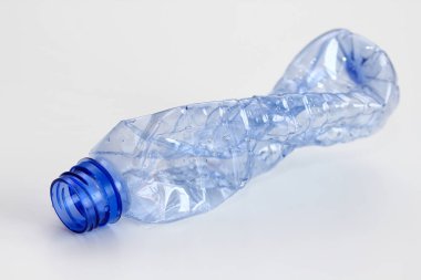 Beyaz arka planda tek boş mavi plastik şişe. Atık geri dönüşüm konsepti. Çöp. Beyaz üzerinde yalıtım.