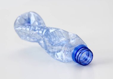 Beyaz arka planda tek boş mavi plastik şişe. Atık geri dönüşüm konsepti. Çöp. Beyaz üzerinde yalıtım.