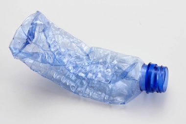 Beyaz arka planda tek boş mavi plastik şişe. Atık geri dönüşüm konsepti. Çöp. Beyaz üzerinde yalıtım.