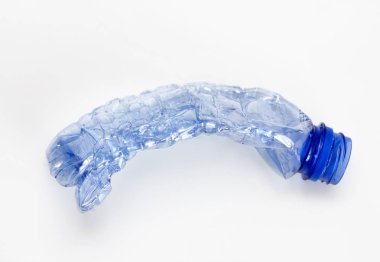 Beyaz arka planda tek boş mavi plastik şişe. Atık geri dönüşüm konsepti. Çöp. Beyaz üzerinde yalıtım.