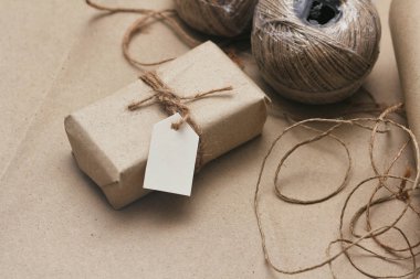 Kahverengi zanaat kağıt ve kravat kenevir dize parsel sarma. Kağıt etiketli paket. Teslimat hizmeti. Online alışveriş. 