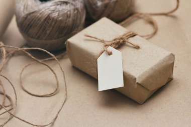 Kahverengi zanaat kağıt ve kravat kenevir dize parsel sarma. Kağıt etiketli paket. Teslimat hizmeti. Online alışveriş. 