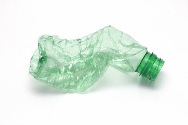 Beyaz arka planda tek boş yeşil plastik şişe. Atık geri dönüşüm konsepti. Çöp. Beyaz üzerinde yalıtım.