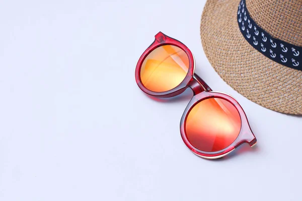 Sombrero Paja Gafas Sol Rojas Sobre Fondo Blanco Tiempo Vacaciones —  Fotos de Stock