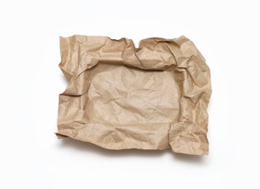 İçinde yumuşak buruşuk el işi kağıtları olan ambalaj kutusunu aç. Kutu açma işlemi. Ürününüz veya metniniz için boş yer. Paket ambalajı. Beyaz arkaplanda izolasyon.
