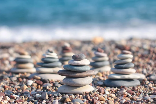 Zen Piramide Van Spa Stones Wazig Zee Achtergrond Zand Een — Stockfoto