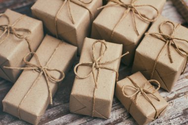 Zanaat kağıt ve kravat kenevir kablosu sarılmış parsel seti. Teslimat hizmeti. Online nakliye. Dekoratif ahşap arka plan. Noel konsepti sunar. Birçok hediye.