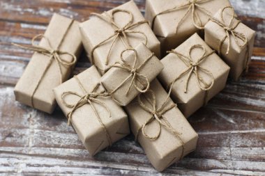 Zanaat kağıt ve kravat kenevir kablosu sarılmış parsel seti. Teslimat hizmeti. Online nakliye. Dekoratif ahşap arka plan. Noel konsepti sunar. Birçok hediye.