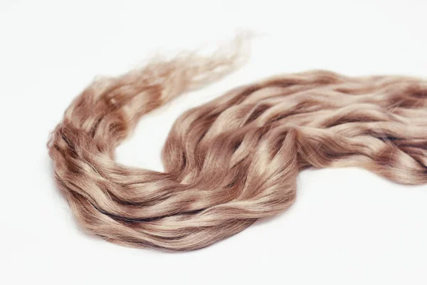 白地に薄茶色の波状の人間の髪の質感 美容室ヘア拡張 化粧品 — ストック写真