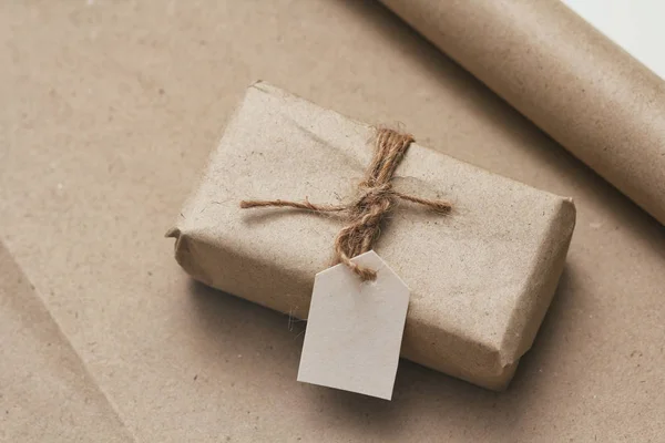 Paketverpackung Braunes Bastelpapier Und Binden Hanfschnur Paket Mit Papieretikett Lieferservice — Stockfoto