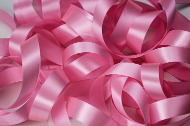 Beyaz arka planda pembe saten kurdele. Paketleme işlemi. İç dekorasyon. Düğün günü. Hediyeler ve hediyeler paketleniyor. 