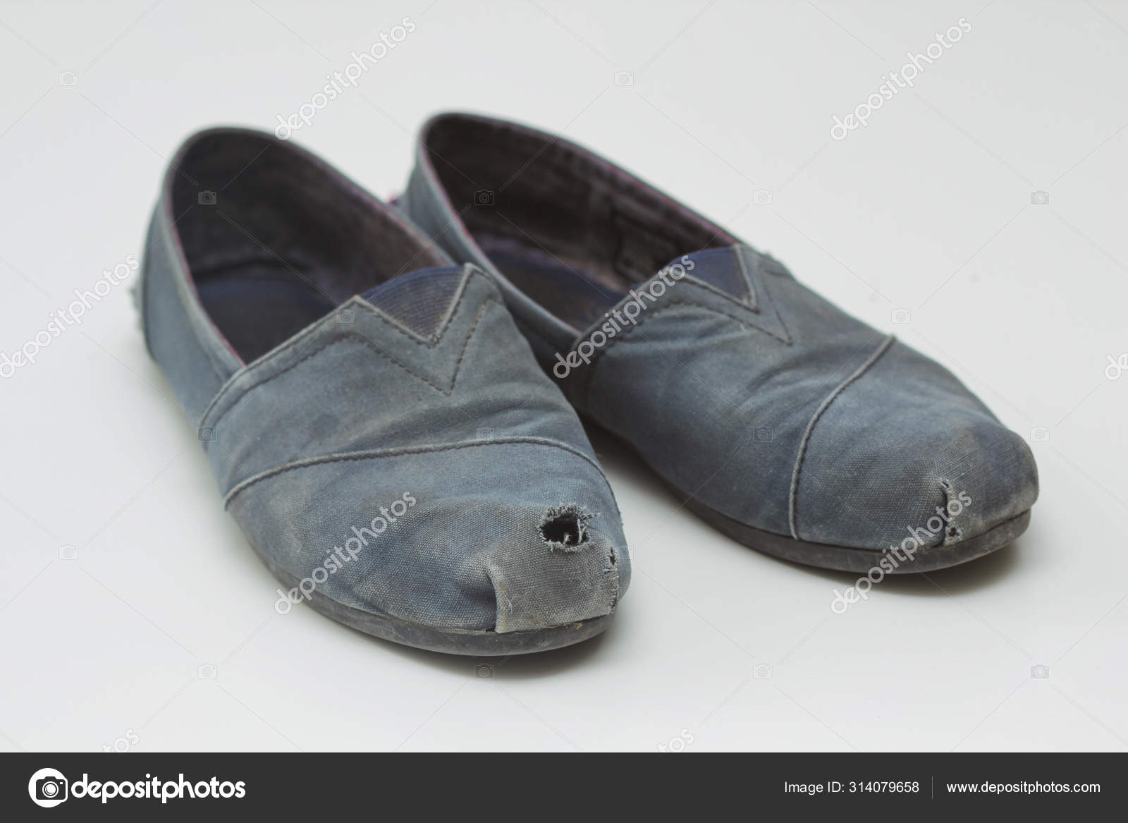 Viejas Botas Trapo Sucias Con Agujero Fondo Blanco Reciclaje