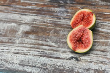 Dilimlenmiş incir meyvesi. Dekoratif ahşap arka plan dokusu. Süper Gıda konsepti. Organik yiyecekler.