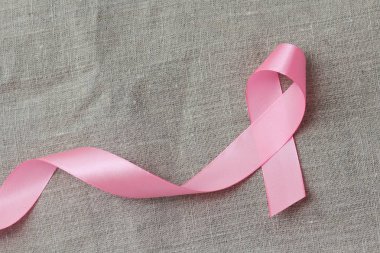 Pembe kurdele. Göğüs kanseri farkındalığının sembolü. Sağlık sigortası gebeliği. Önleyici önlemler. Ekim kontrol zamanı. Kadınların sağlığına..