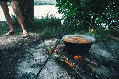 Kazan ile gulaş (bograch) yanıyor. Macar Ulusal mutfağı. TransKarpatya mutfağı. Gıda yürüyüşe (açık havada) pişirilir. Turizm Gıda.